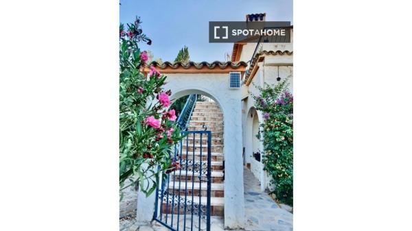 Rooms for rent in 3-bedroom house in Villajoyosa