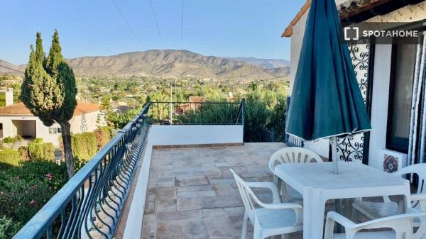 Rooms for rent in 3-bedroom house in Villajoyosa
