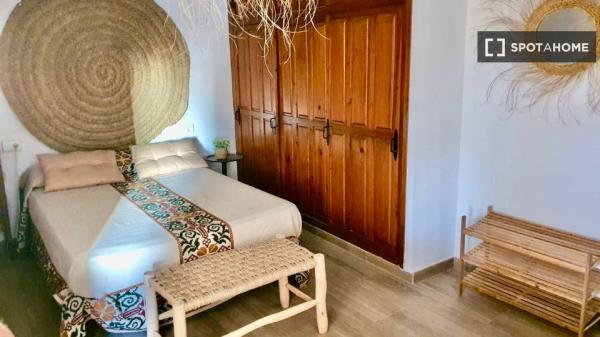 Rooms for rent in 3-bedroom house in Villajoyosa