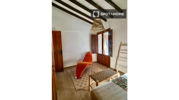 Rooms for rent in 3-bedroom house in Villajoyosa