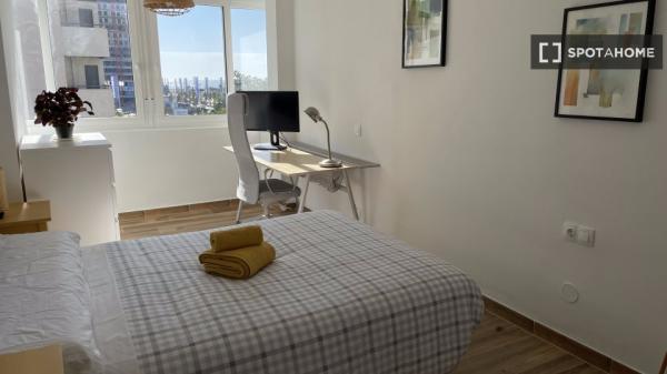 Chambre dans une maison partagée ensoleillée à Malaga