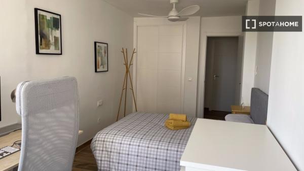 Chambre dans une maison partagée ensoleillée à Malaga