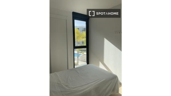 Se alquila habitación en piso compartido de 3 habitaciones en Sant Joan