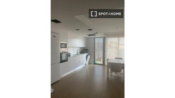 Se alquila habitación en piso compartido de 3 habitaciones en Sant Joan