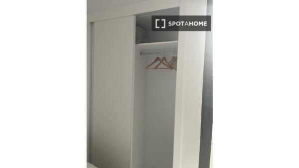 Se alquila habitación en piso compartido de 3 habitaciones en Sant Joan