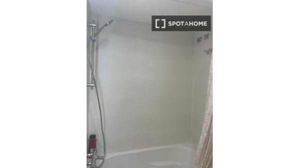 Se alquila habitación en piso compartido de 3 habitaciones en Sant Joan