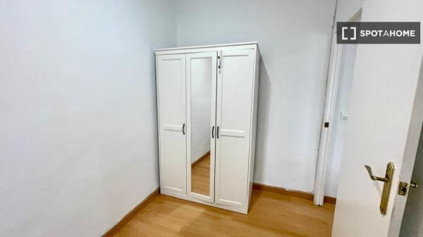 Se alquila habitación en piso de 3 habitaciones en Triana, Sevilla