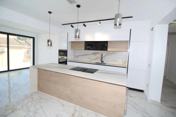 Casa independiente en calle Varsovia Bal, 3