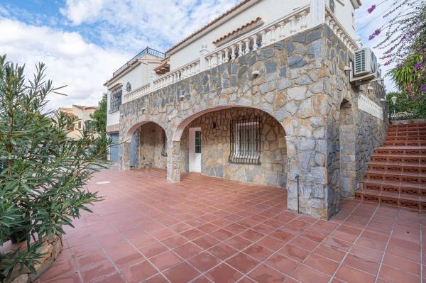 Casa independiente en Urbanització el Tosal