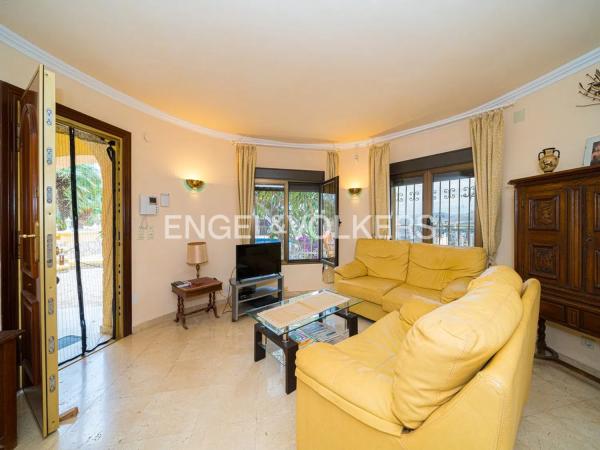 Casa independiente en calle Japón, 6