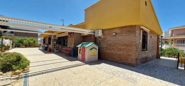 Casa independiente en avenida Perú