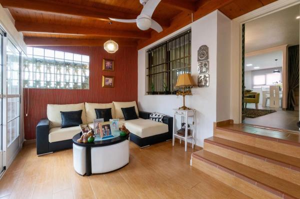 Chalet adosado en avenida de Cervantes