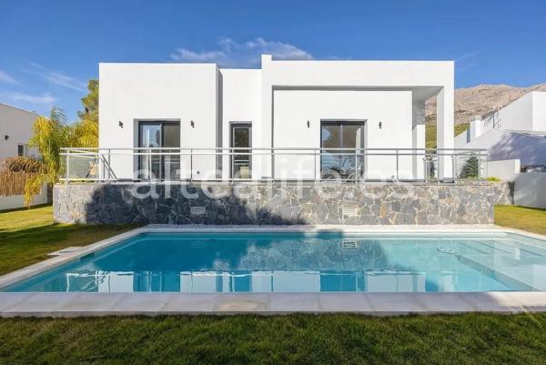 Casa independiente en calle Garrofer