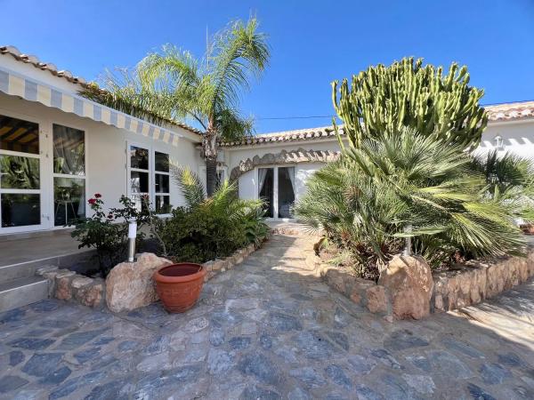 Casa independiente en calle Peñafiel s/n