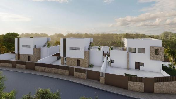 Casa independiente en plaza Alfarella. Sector 13