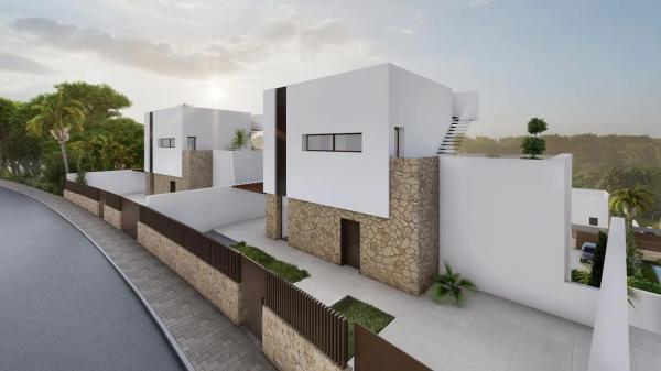 Casa independiente en plaza Alfarella. Sector 13