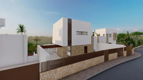 Casa independiente en plaza Alfarella. Sector 13