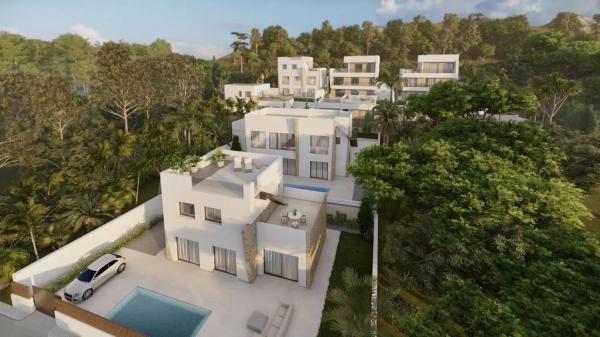 Casa independiente en plaza Alfarella. Sector 13