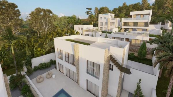 Casa independiente en plaza Alfarella. Sector 13