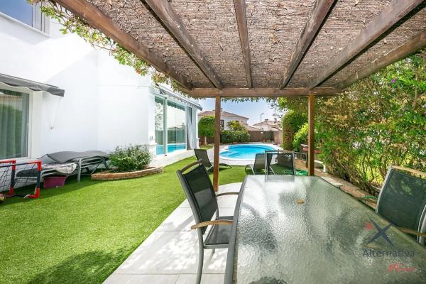 Casa independiente en avenida del Higuerón