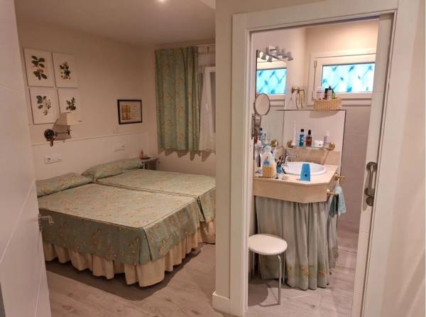 Casa independiente en avenida Santa Amalia, 15