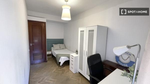 Zimmer zu vermieten in 10-Zimmer-Wohnung in Centro, Sevilla