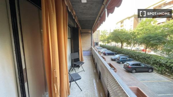 Zimmer zu vermieten in 10-Zimmer-Wohnung in Centro, Sevilla