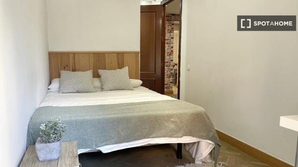 Zimmer zu vermieten in 10-Zimmer-Wohnung in Centro, Sevilla
