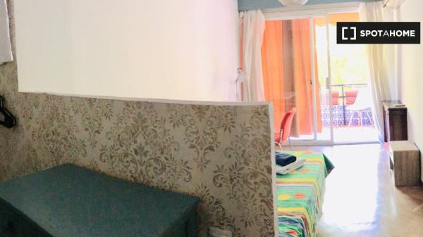 Zimmer zu vermieten in 10-Zimmer-Wohnung in Centro, Sevilla