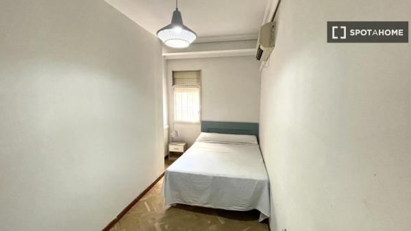 Zimmer zu vermieten in 10-Zimmer-Wohnung in Centro, Sevilla