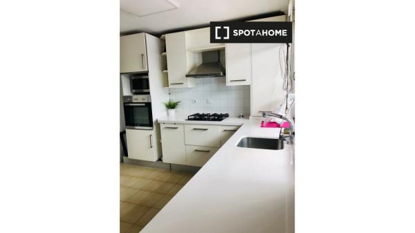 Zimmer zu vermieten in 10-Zimmer-Wohnung in Centro, Sevilla