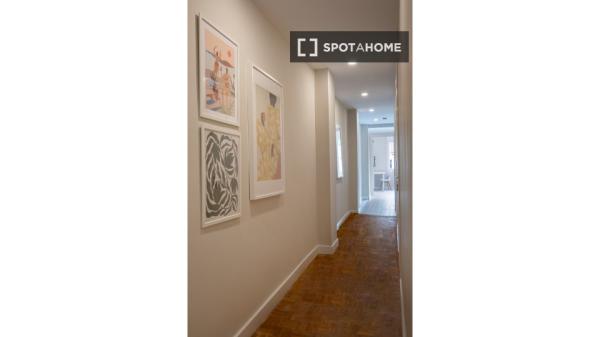 Chambre à louer dans un appartement de 5 chambres à Delicias, Saragosse