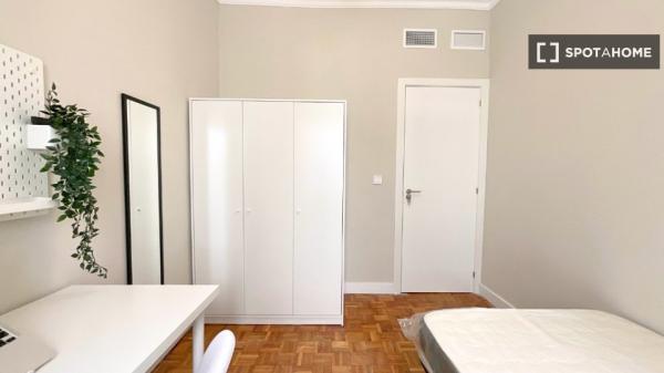 Chambre à louer dans un appartement de 5 chambres à Delicias, Saragosse