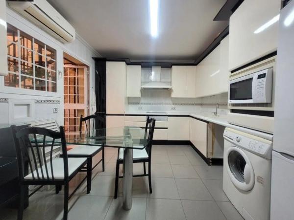 Chalet en calle Escritor Santi Marín, 2