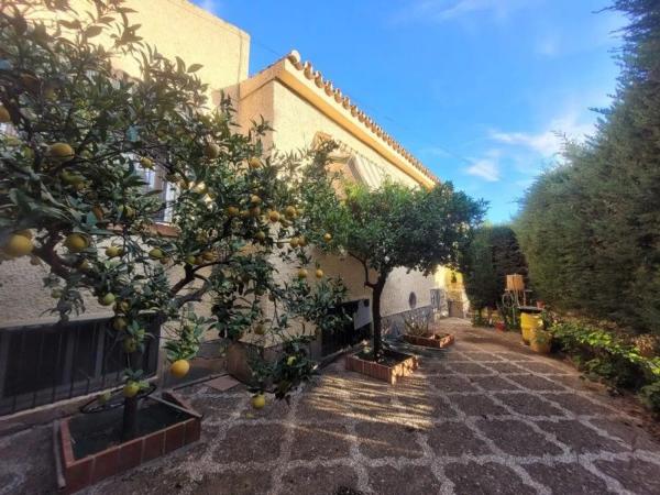 Chalet en calle Escritor Santi Marín, 2