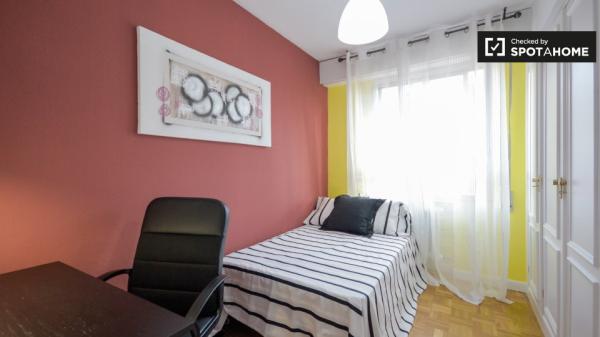 Habitación ordenada en apartamento de 5 dormitorios en Alcalá De Henares.