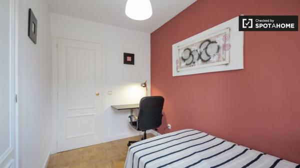 Habitación ordenada en apartamento de 5 dormitorios en Alcalá De Henares.