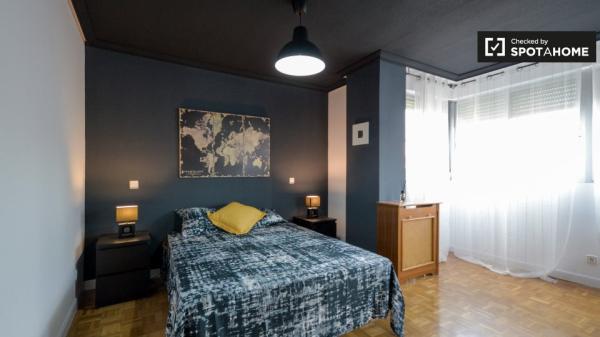 Habitación ordenada en apartamento de 5 dormitorios en Alcalá De Henares.