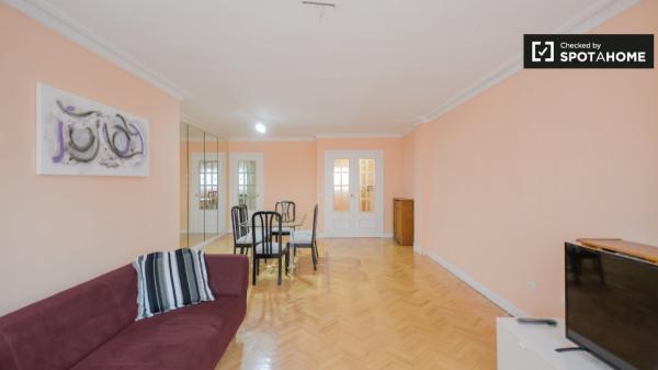 Habitación ordenada en apartamento de 5 dormitorios en Alcalá De Henares.