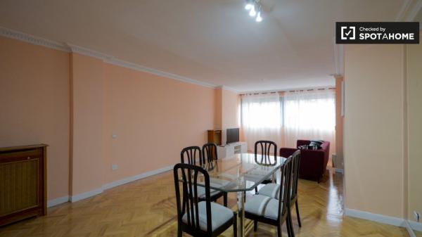 Habitación ordenada en apartamento de 5 dormitorios en Alcalá De Henares.