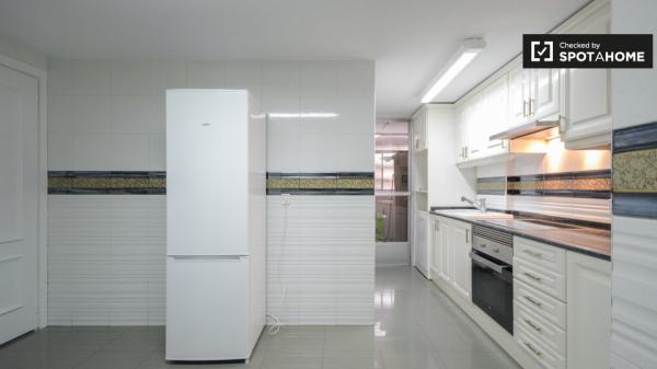 Habitación ordenada en apartamento de 5 dormitorios en Alcalá De Henares.