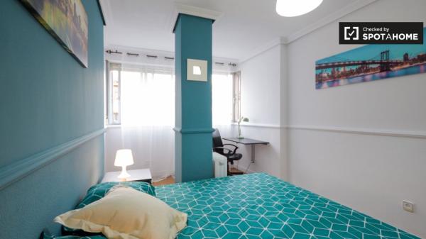 Stilvolles Zimmer in 5-Zimmer-Wohnung in Alcalá De Henares