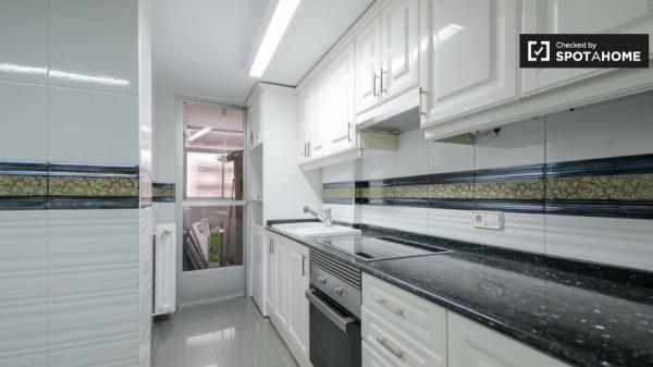 Habitación ordenada en apartamento de 5 dormitorios en Alcalá De Henares.