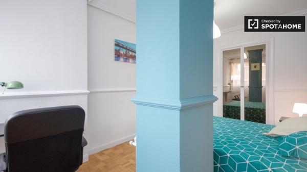 Stilvolles Zimmer in 5-Zimmer-Wohnung in Alcalá De Henares