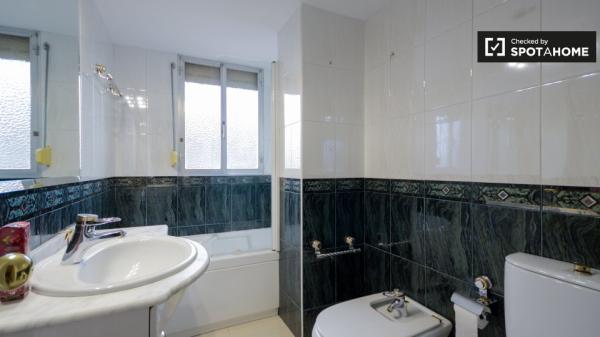 Habitación ordenada en apartamento de 5 dormitorios en Alcalá De Henares.