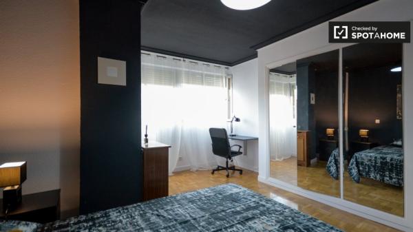Chambre chic dans un appartement de 5 chambres à Alcalá De Henares