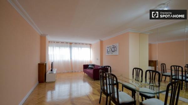 Stilvolles Zimmer in 5-Zimmer-Wohnung in Alcalá De Henares