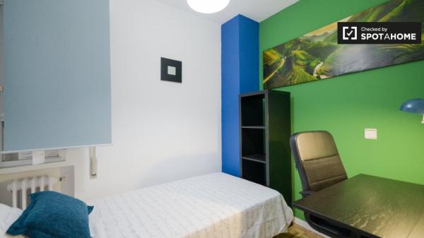 Chambre chic dans un appartement de 5 chambres à Alcalá De Henares