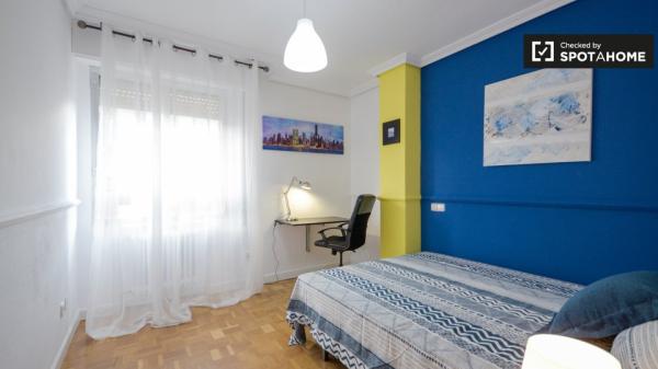Chambre chic dans un appartement de 5 chambres à Alcalá De Henares