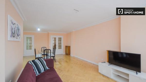 Stilvolles Zimmer in 5-Zimmer-Wohnung in Alcalá De Henares